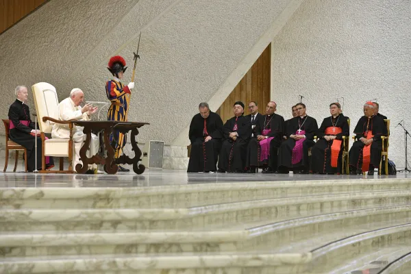 Papa Fransisiko arasaba Abihayimana n’Abakristu kuzibukira filime z’urukozasoni kuko zigwingiza roho