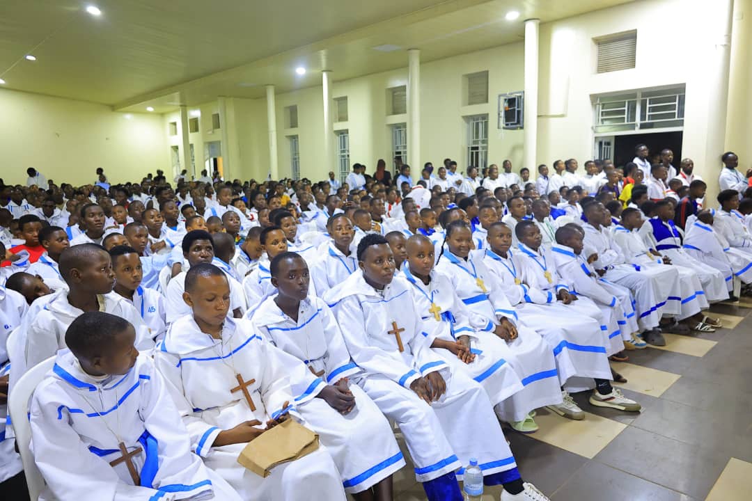 Myr Papias arasaba abana b’abaririmbyi Pueri Cantores kuba abagabuzi b’amahoro.