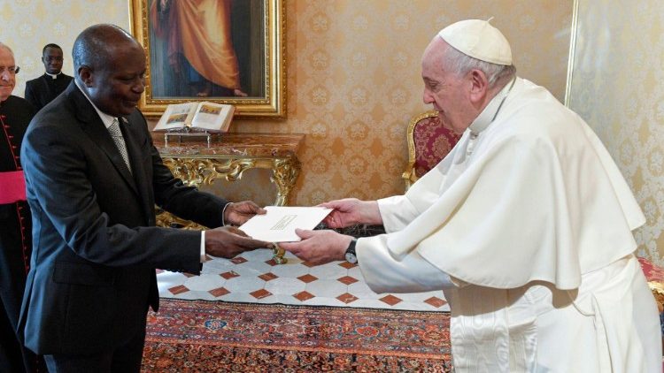 Ambasaderi Déogratias Ndagano Mangokube yatanze impapuro zimwemerera guhagararira R D Congo i Vatikani