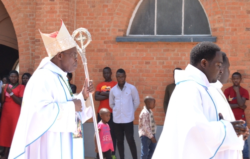 Myr Anaclet Mwumvaneza yifatanyije na Paruwasi ya Muhororo mu birori butangiza umwaka wa Yubile y'imyaka 75