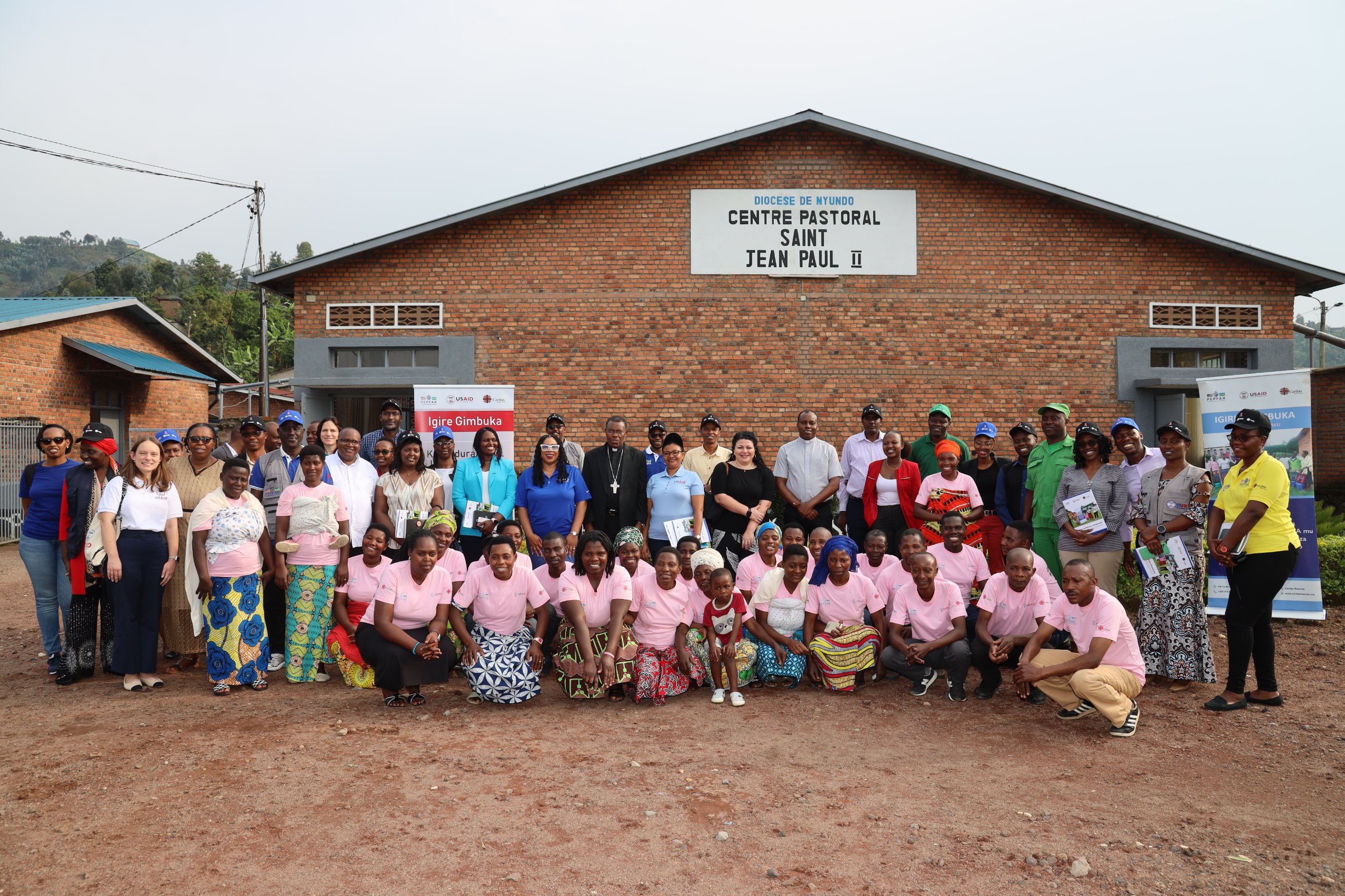 Umuyobozi wa USAID mu Rwanda no mu Burundi yasuye amatsinda afashwa na Caritas Rwanda abashimira intambwe bagezeho mu guteza imbere umuryango.