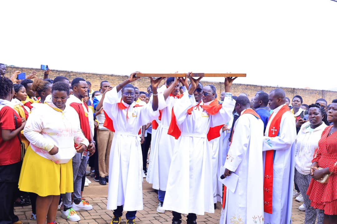 Umusaraba wa Forumu y'urubyiruko ku rwego rwa Diyosezi ya Kabgayi washyikirijwe paruwasi ya Ruyenzi