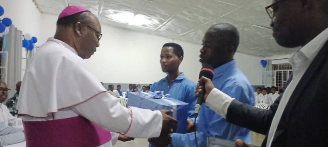 Abihayimana bakorera ubutumwa muri zone ya Kabutare basezeye myr Filipo mu myaka 27 bamaranye bamugenera impano banamushimira imirimo yakoze.