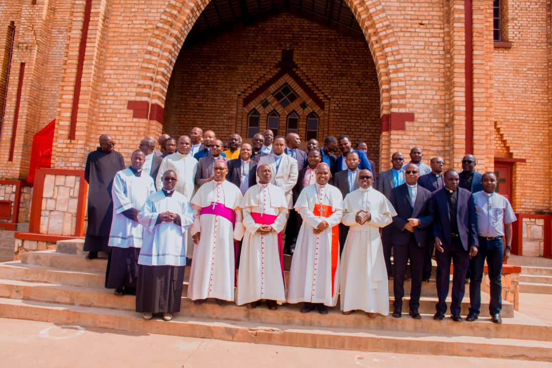 Myr Jean Bosco Ntagungira watorewe kuyobora Diyosezi ya Butare ari hamwe n'abamuherekeje n'abaje kumwakira.