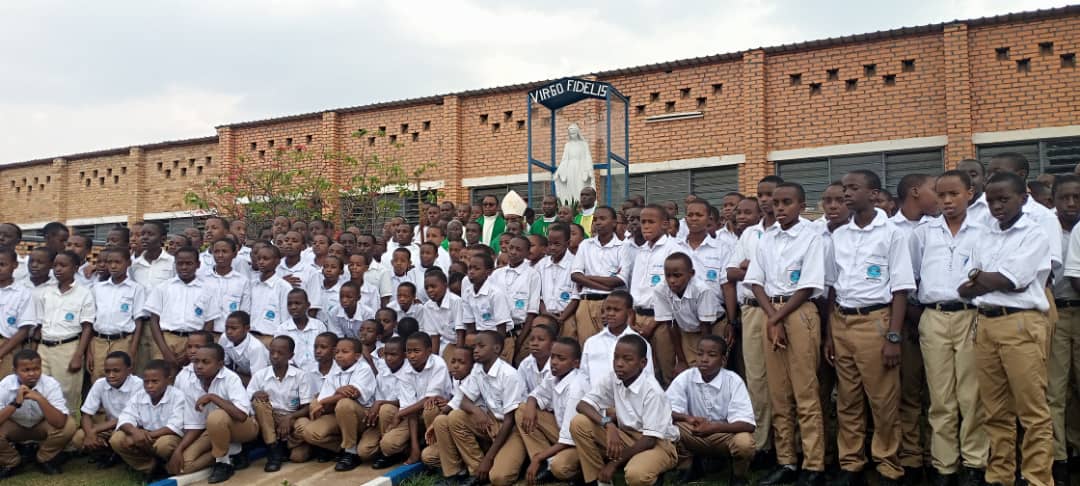 Myr NTAGUNGIRA Jean Bosco watorewe kuba umwepisikopi wa Diyosezi ya Butare yasuye Seminari nto ya KARUBANDA