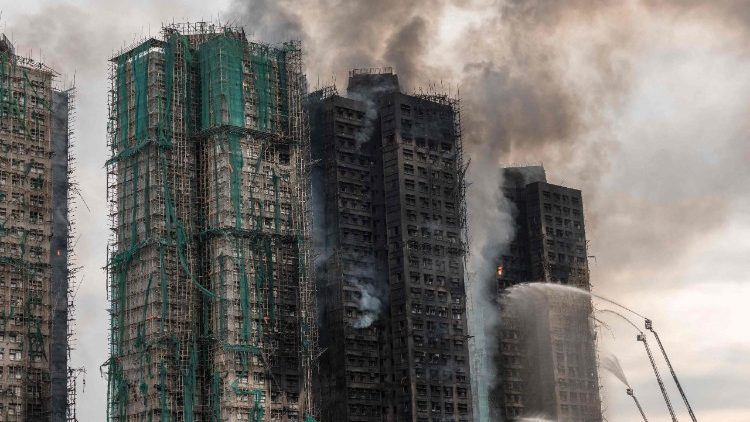 Papa Leo XIV arasabira abaguye mu nkongi y’umuriro wa Hong Kong, ahumuriza ababuze ababo