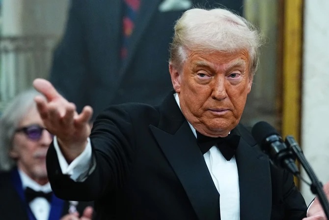 Perezida Donald Trump yifatanyije n’abakristu gatolika  guhimbaza umunsi wa Bikirariya utasamanywe icyaha.