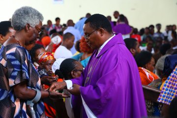 Abakristu ba Gikondo beguriye Yezu Nyirimpuhwe imitwaro yabo