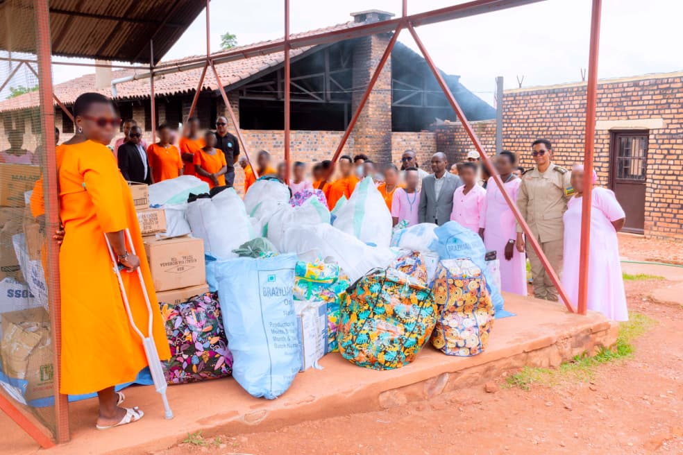 Umuryango wa Bibiliya mu Rwanda washyikirije impano za Noheri abagore bagororerwa i Ngoma