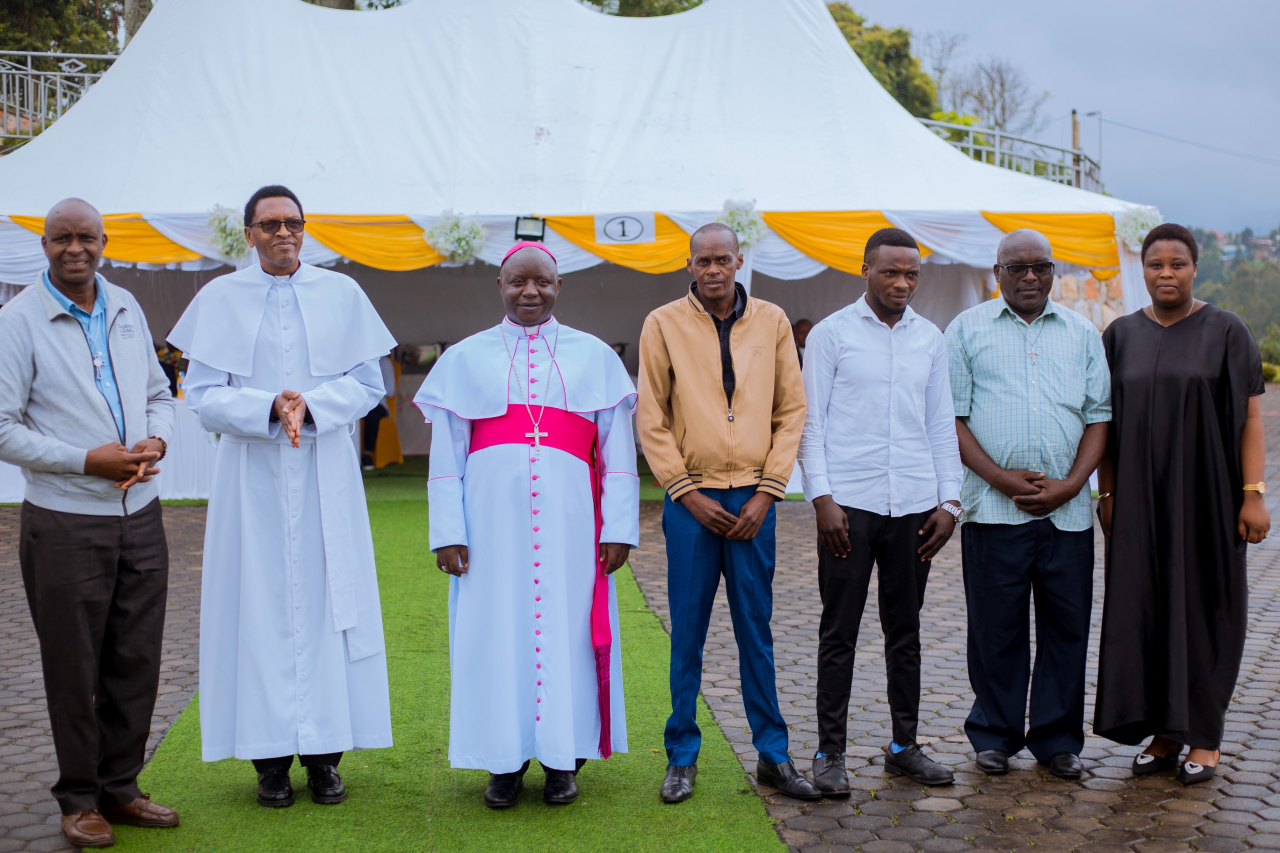 Intambara n’amakimbirane biri mu bikomeje kubangamira isi y’umurimo – Musenyeri Ntivuguruzwa