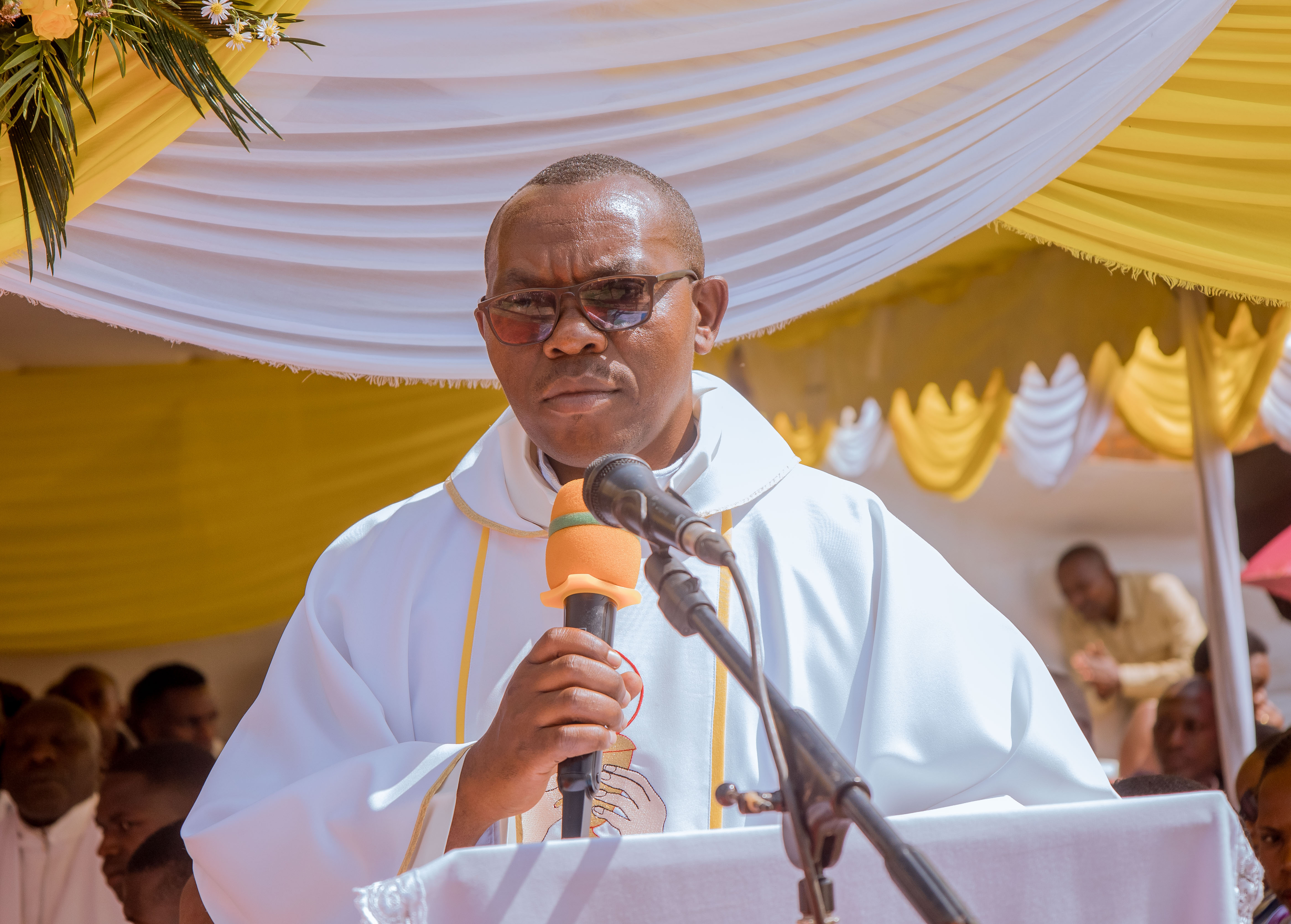 Padiri Mukuru wa Paruwasi ya Rulindo yahumurije ababuze umugeni waguye mu mpanuka agiye gusezerana