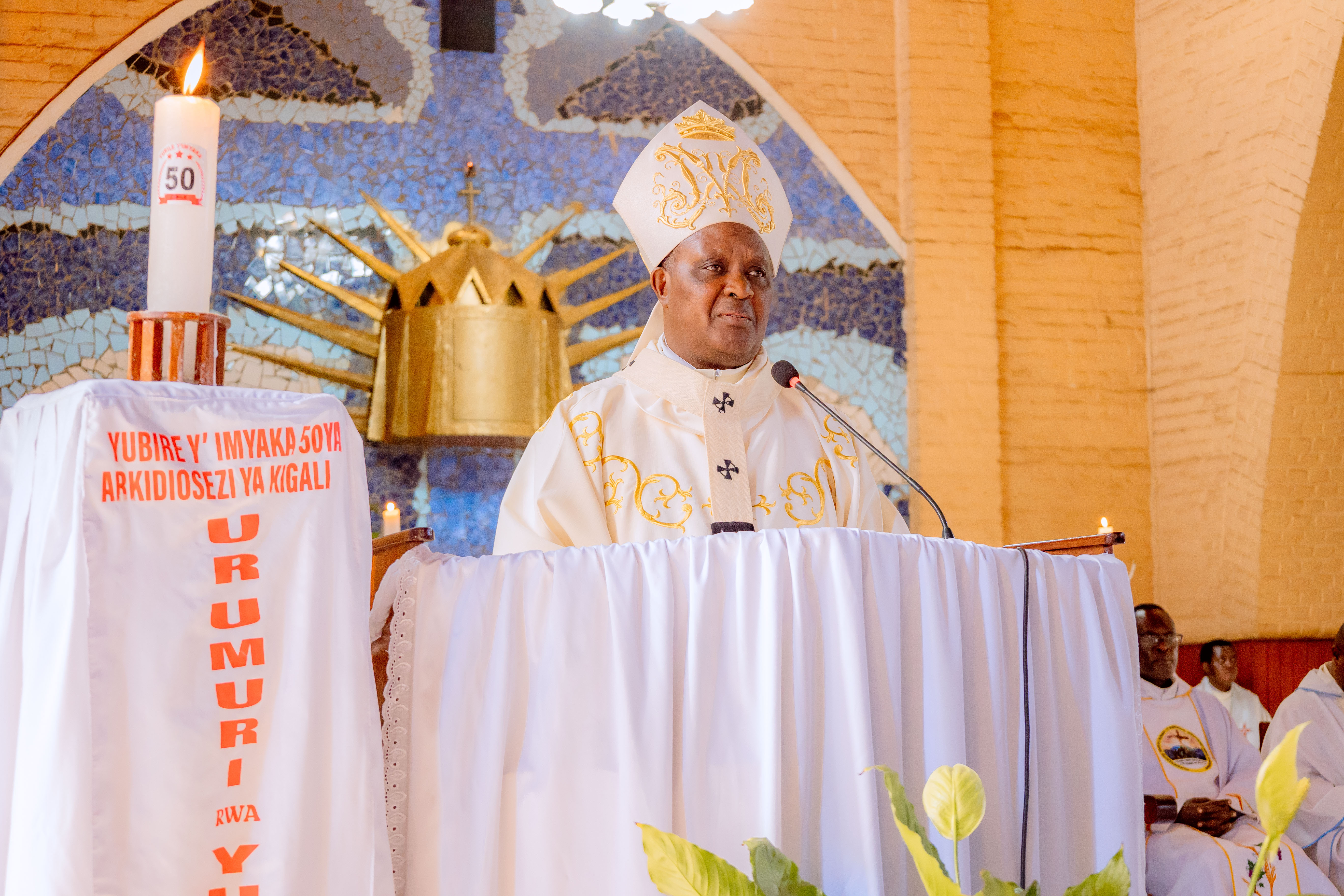 Ishuri rikuru ry’ubuzima rya Ruli ryahaye impamyabumenyi abanyeshuri 239, Karidinali Kambanda abasaba kuramira ubuzima bw’abantu