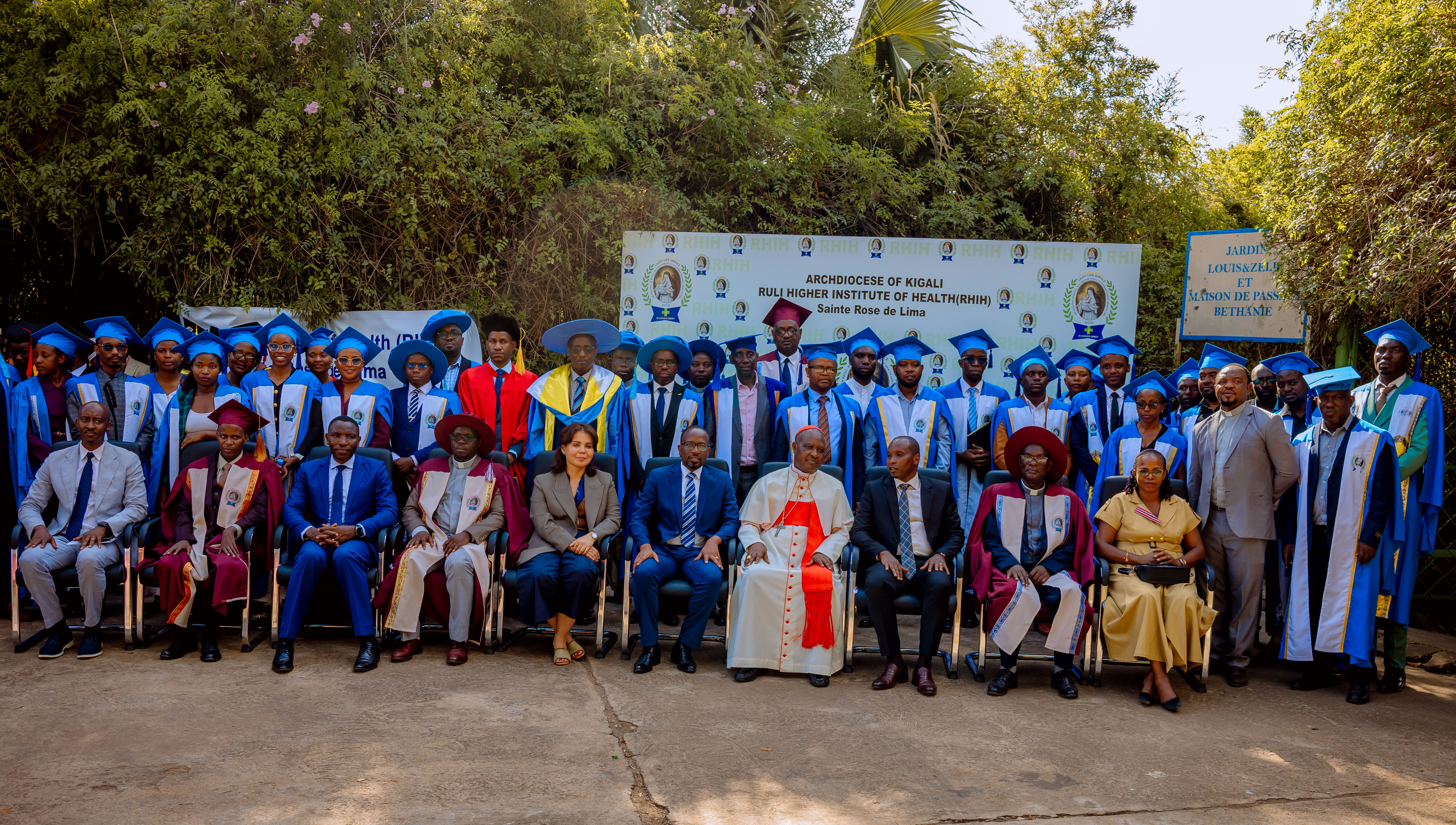 Abaforomo n’ababyaza 239 barangije mu Ishuri Rikuru rya Ruli biyemeje kuba igisubizo mu rwego rw’ubuzima