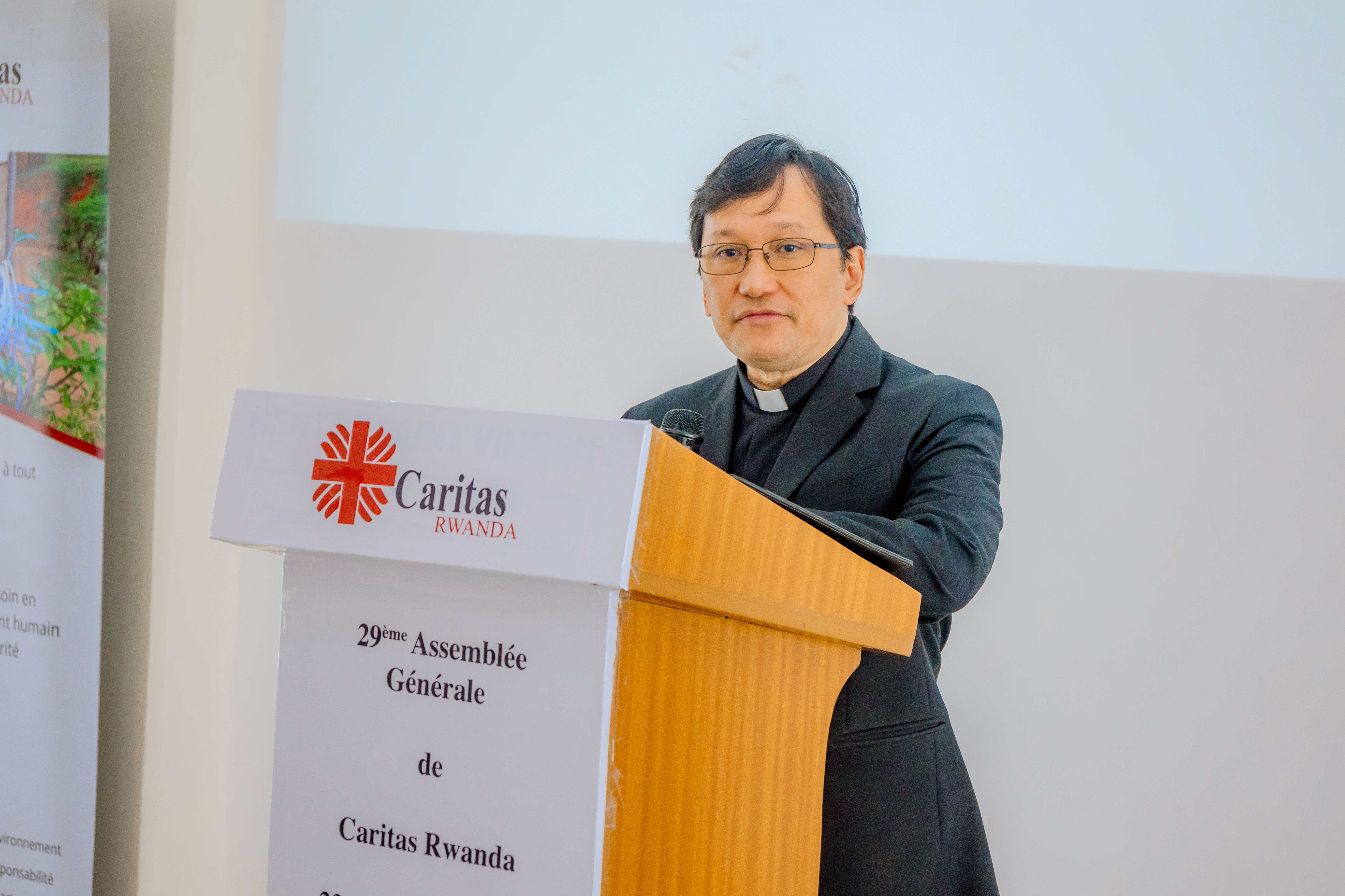 Arikiyepiskopi Arnaldo Catalan yibukije inkingi eshatu z’ubutumwa bwa Caritas