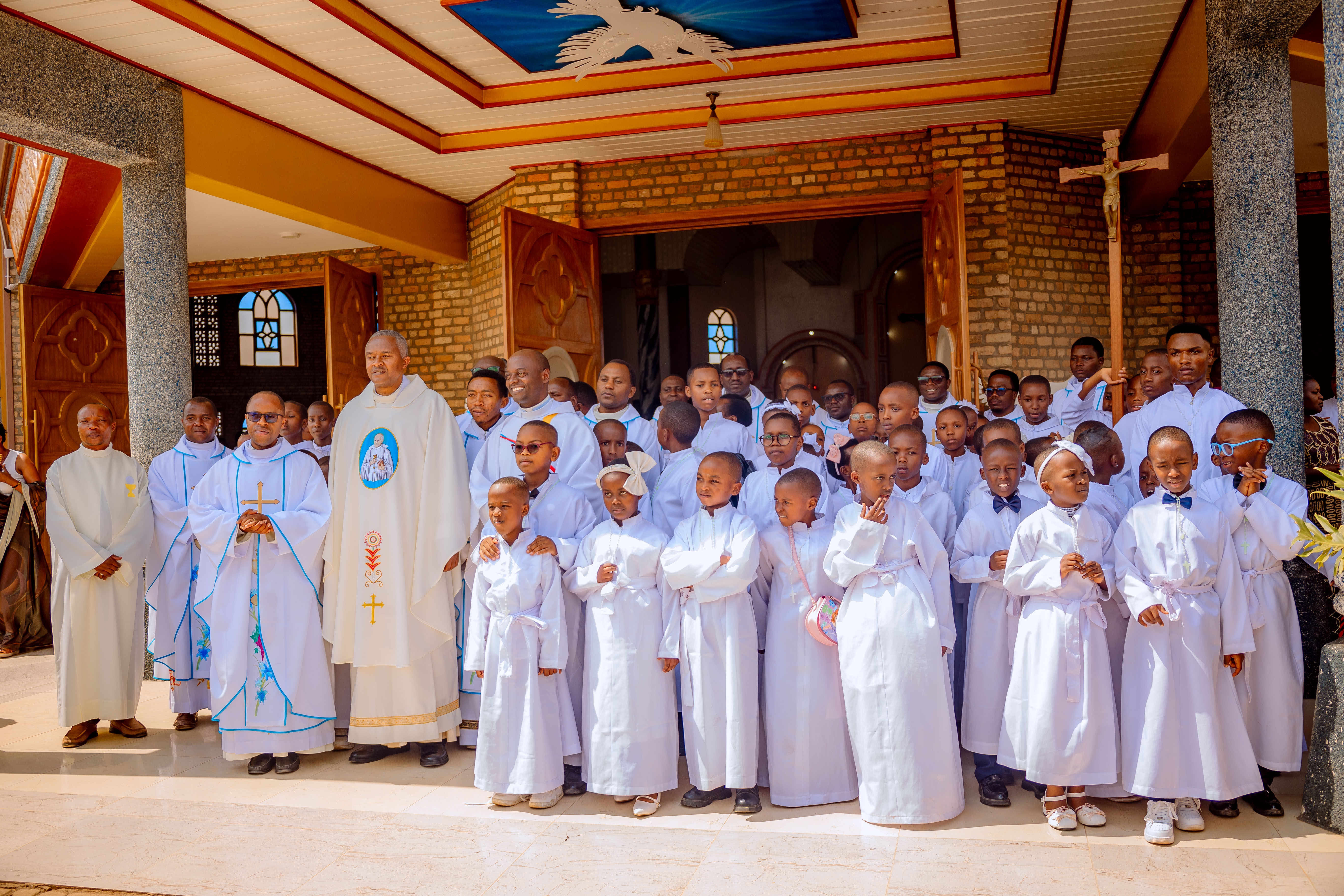 E.P. Saint Stanislas Ruyenzi yizihije umunsi mukuru w’umurinzi wayo; abanyeshuri barenga 60 bahabwa Batisimu n’Ukaristiya ya mbere