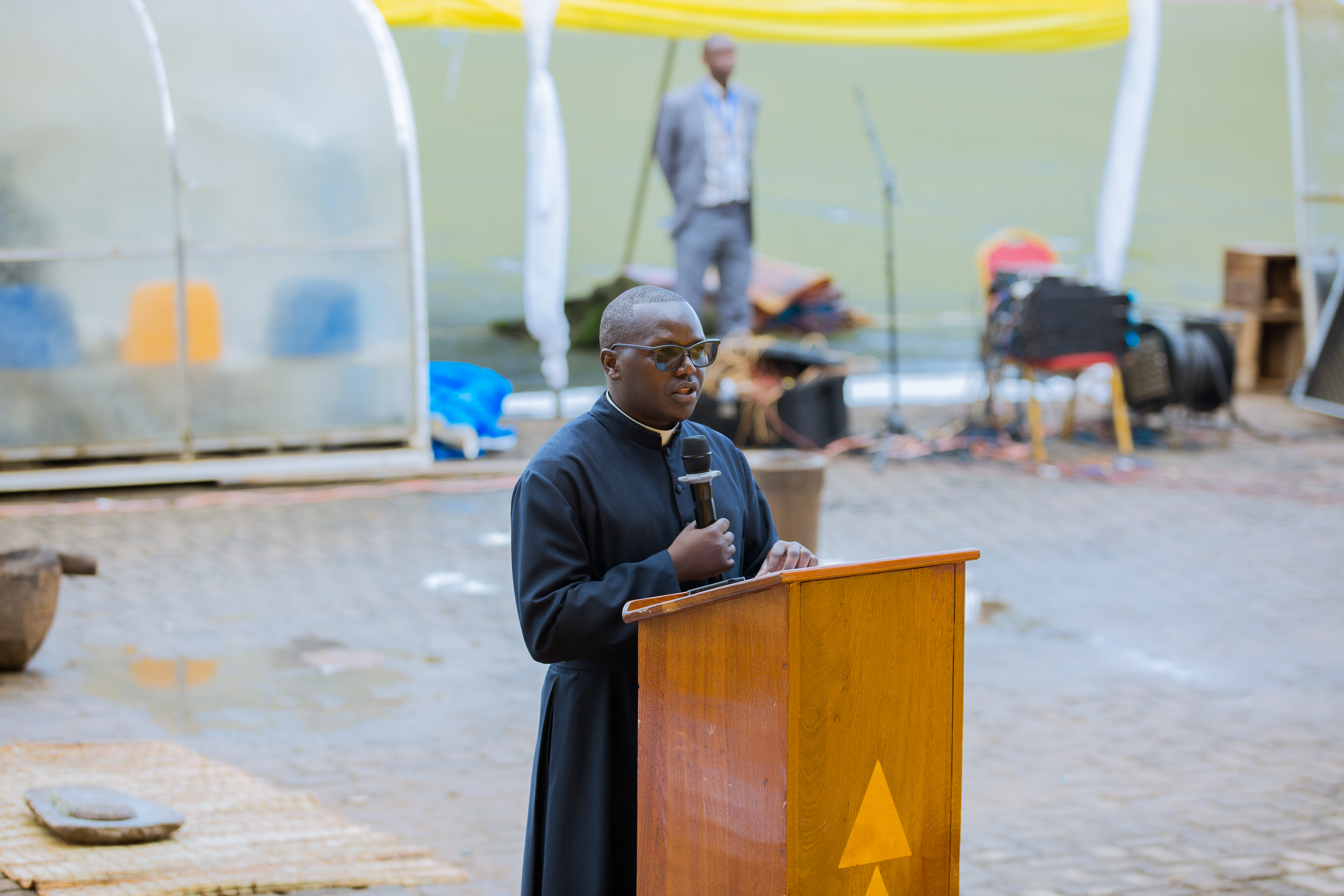 “Ndera neza, nkure neza, nkore neza, Ni nde ubwirwa?” Padiri Jean Baptiste Twambajimana