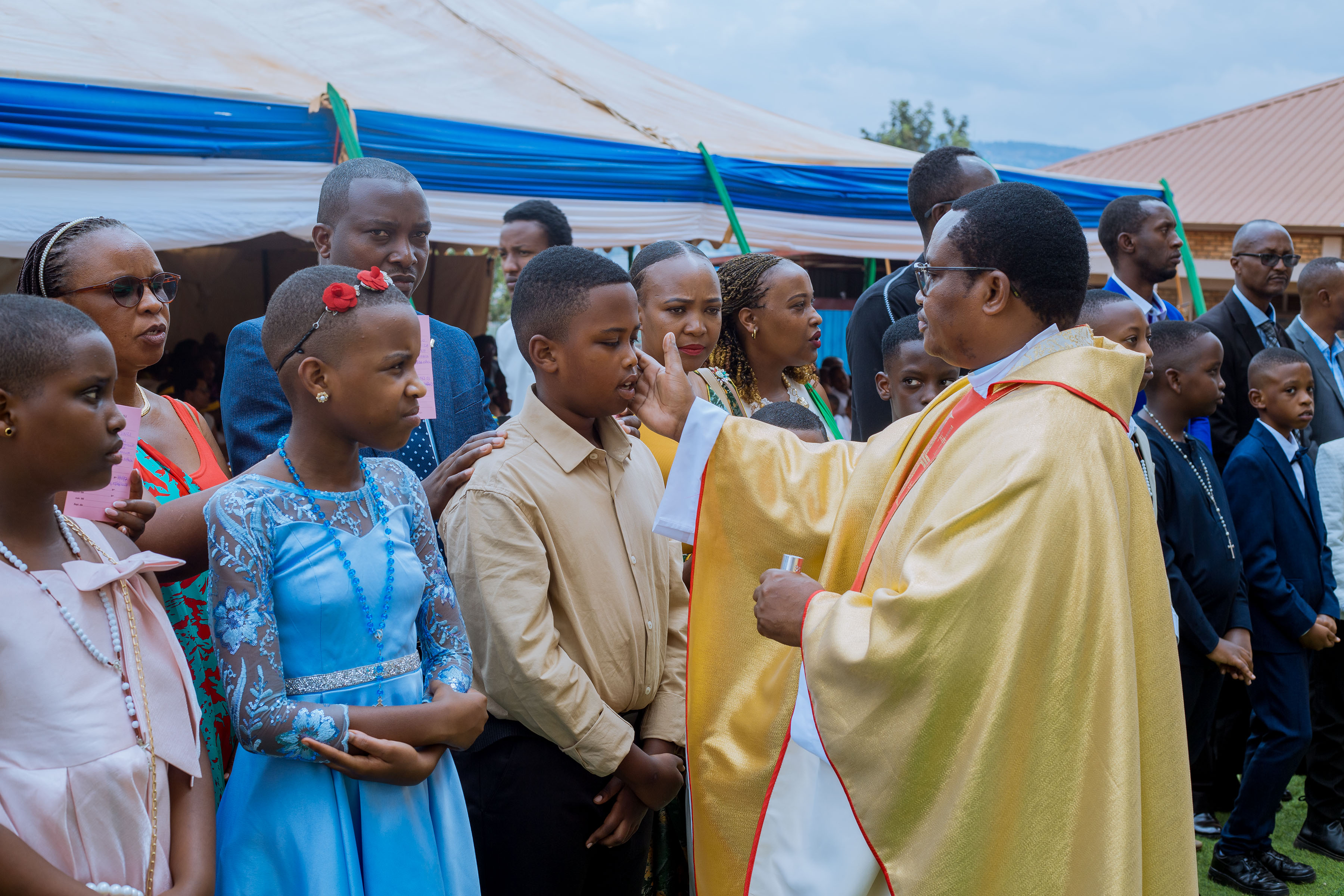 Ndera: Batisimu, Ukaristiya n’Ugukomezwa: Padiri Nsabimana yasobanuye ubutumwa bw’aya masakaramentu ku bana 58 ba École Les Hirondelles