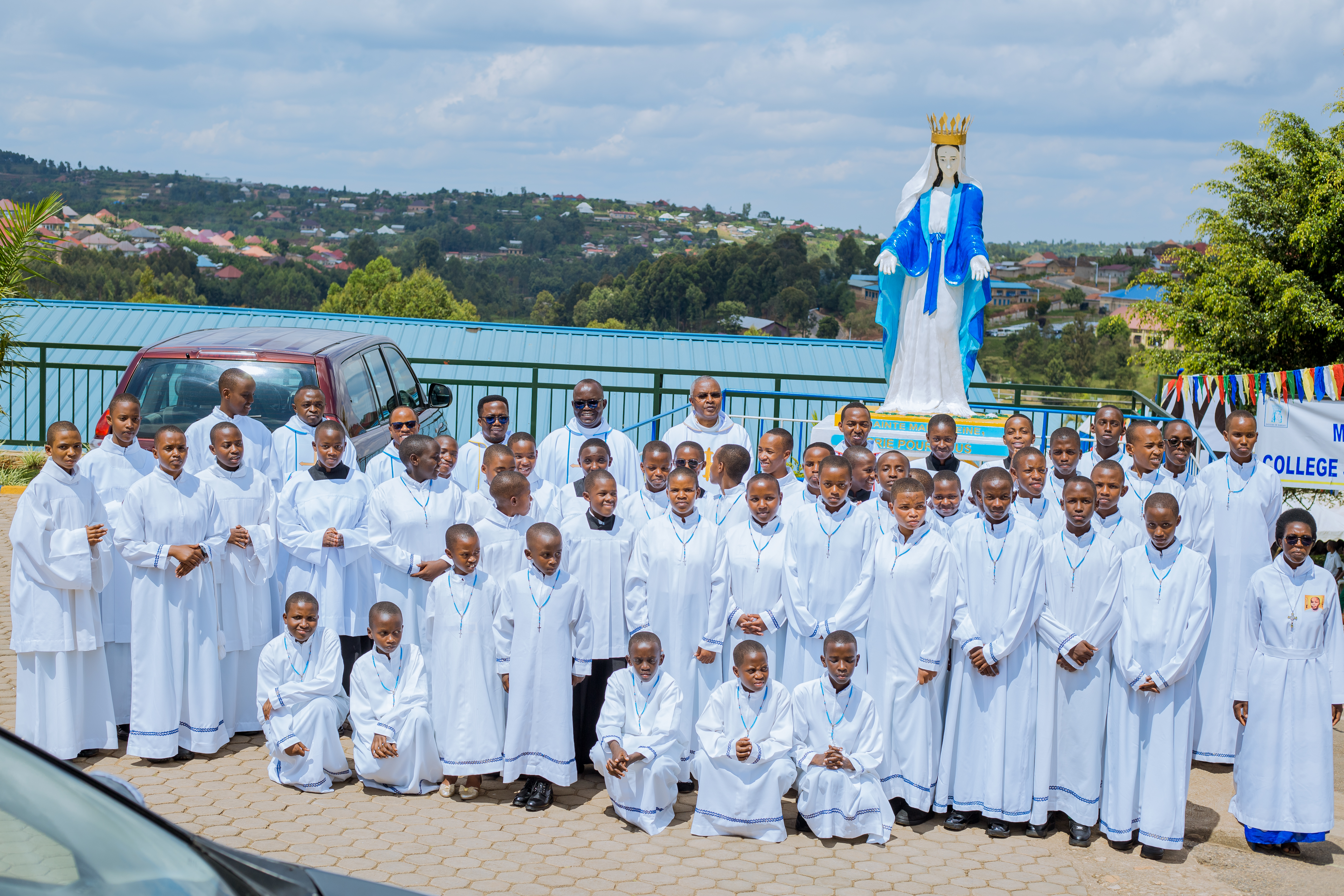 Abanyeshuri 27 ba College Sainte Marie Reine Kabgayi bakiriye amasakaramentu y'ibanze ku munsi mukuru w'ishuri