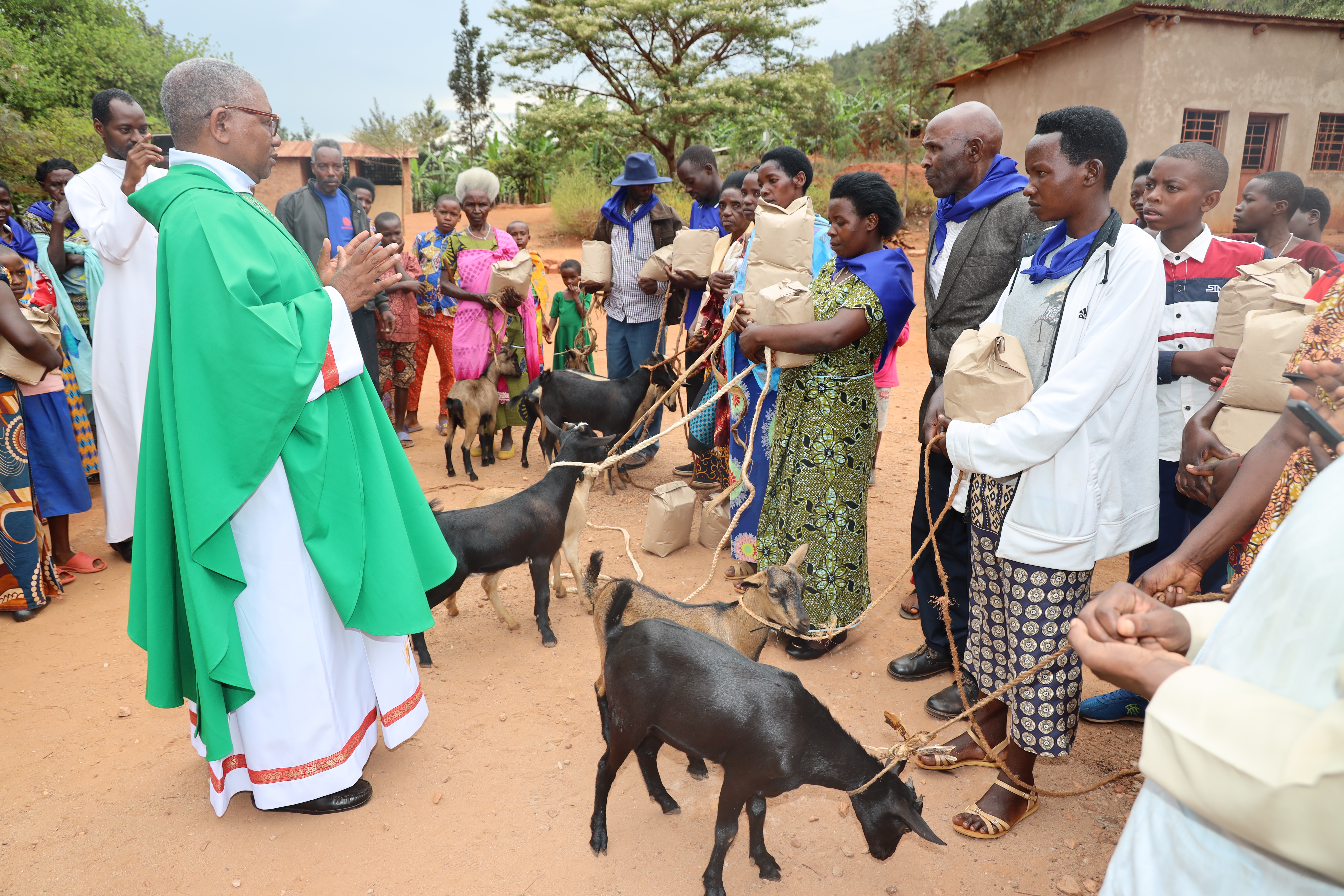 Caritas ya Diyosezi ya Kibungo yoroje  imiryango 12 itishoboye  ihene