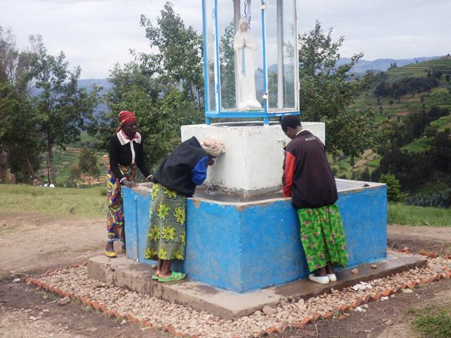 Abakristu baturutse hirya no hino muri Diyosezi ya Nyundo bakorera ingendo nyobokamana ku Ngoro ya Bikira Mariya Umubyeyi w'Abakene i Crete Congo Nil