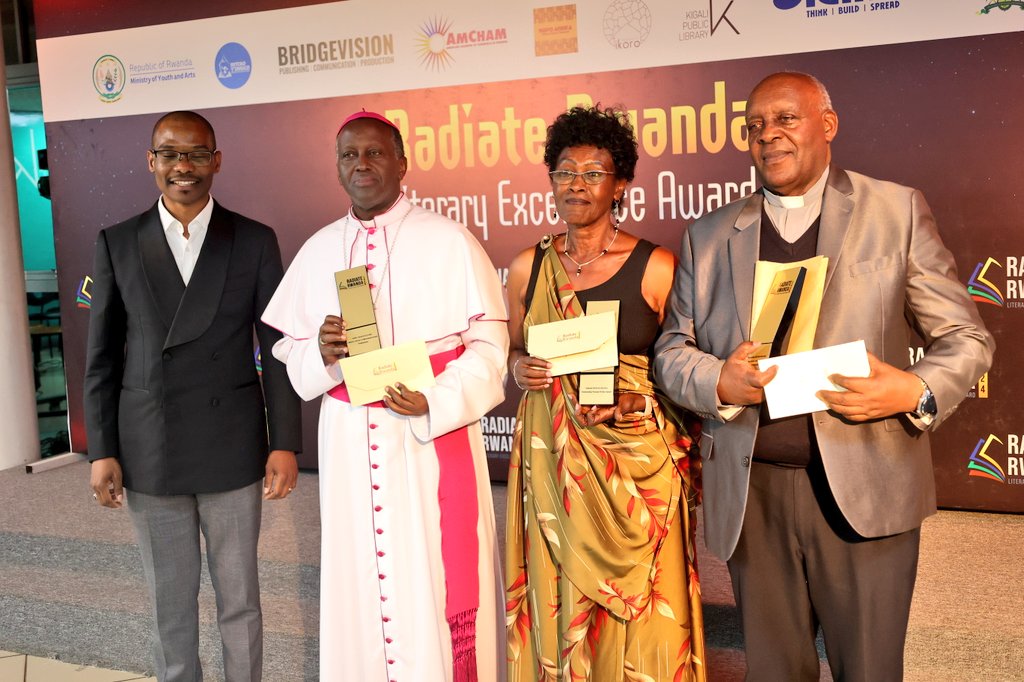 Myr Alexis Kagame na Aloys Bigirumwami bahawe Igihembo cy'Umwanditsi w'Ikinyejana