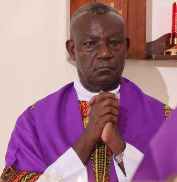 Amateka ya Padiri Burasa wagiye i Bugande ari impunzi ubu akaba amaze imyaka 30 ari Umupadiri