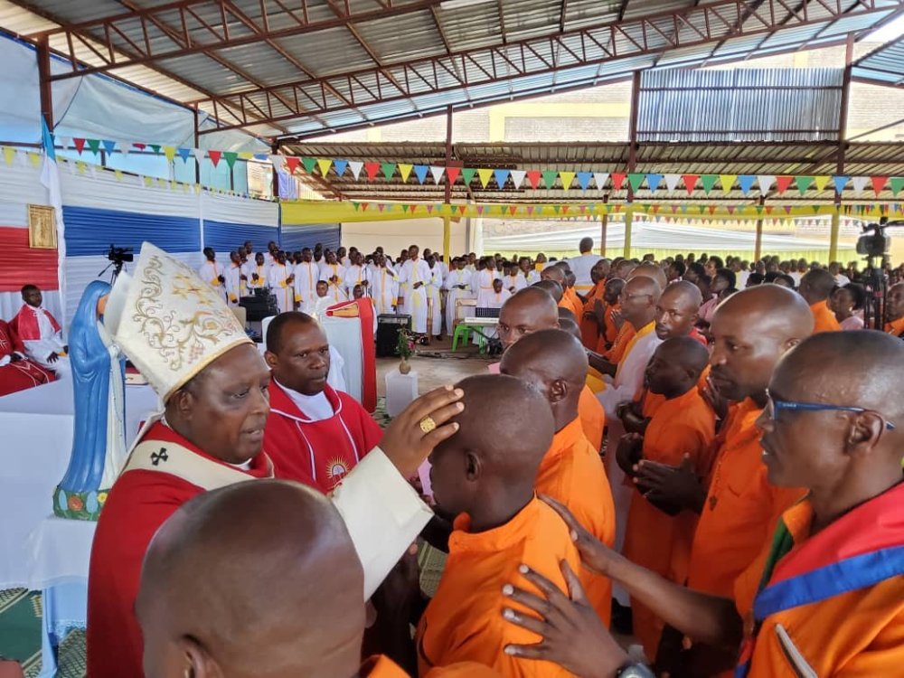 Karidinali Kambanda yatanze isakaramentu ry'Ugukomezwa ku bagororwa 32 mu Igororero rya Nyarugenge