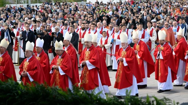 Abepiskopi n'abasaserdoti benshi bifatanyije na Papa mu gitambo cya Misa
