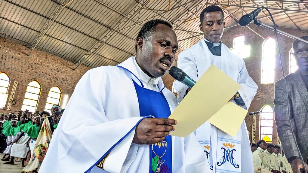 Padiri Hitimana Noheli ni we wagizwe padiri Mukuru wa Nyabirasi akazaba yungirijwe na Padiri Ribarabejo Jean Bosco