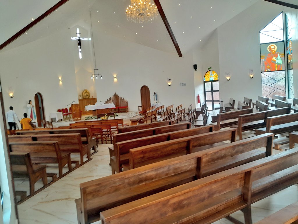 Imbere muri Shapeli Saint Paul Harisanzuye, harimo urumuri n'umwuka uhagije