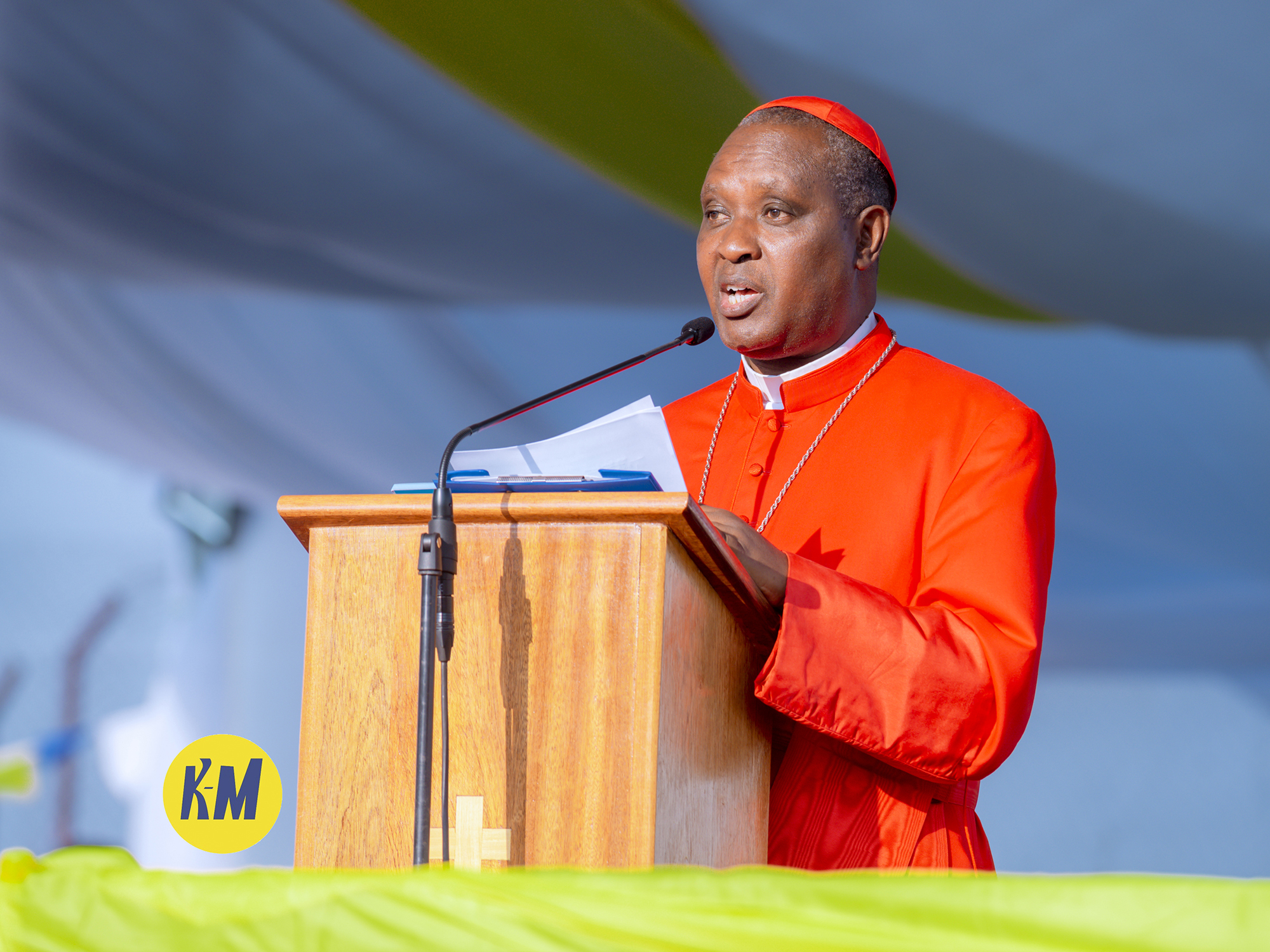 Inama y'Abepiskopi yashimiye Myr Smaragde Mbonyintege uko yitangiye iterambere rya Diyosezi