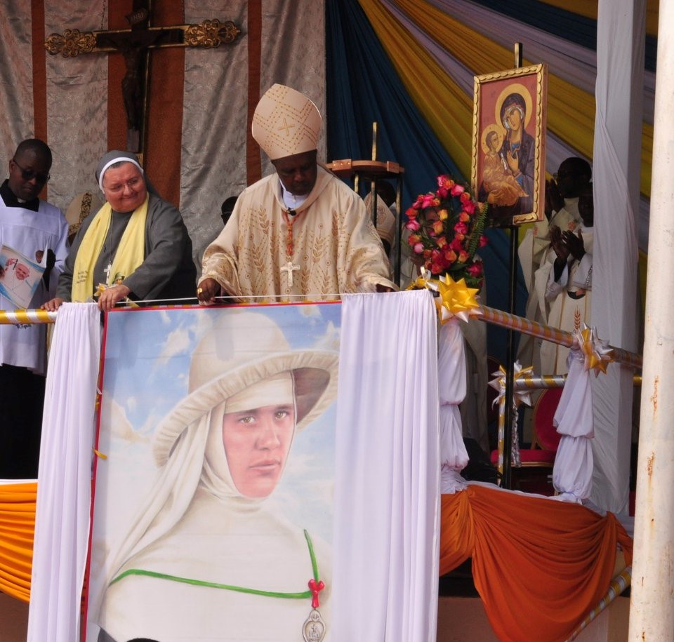 Karidinali Antoni Kambanda yayoboye umuhango wo gushyira Mama Maria Carola Cecchin mu bahire ba Kiliziya