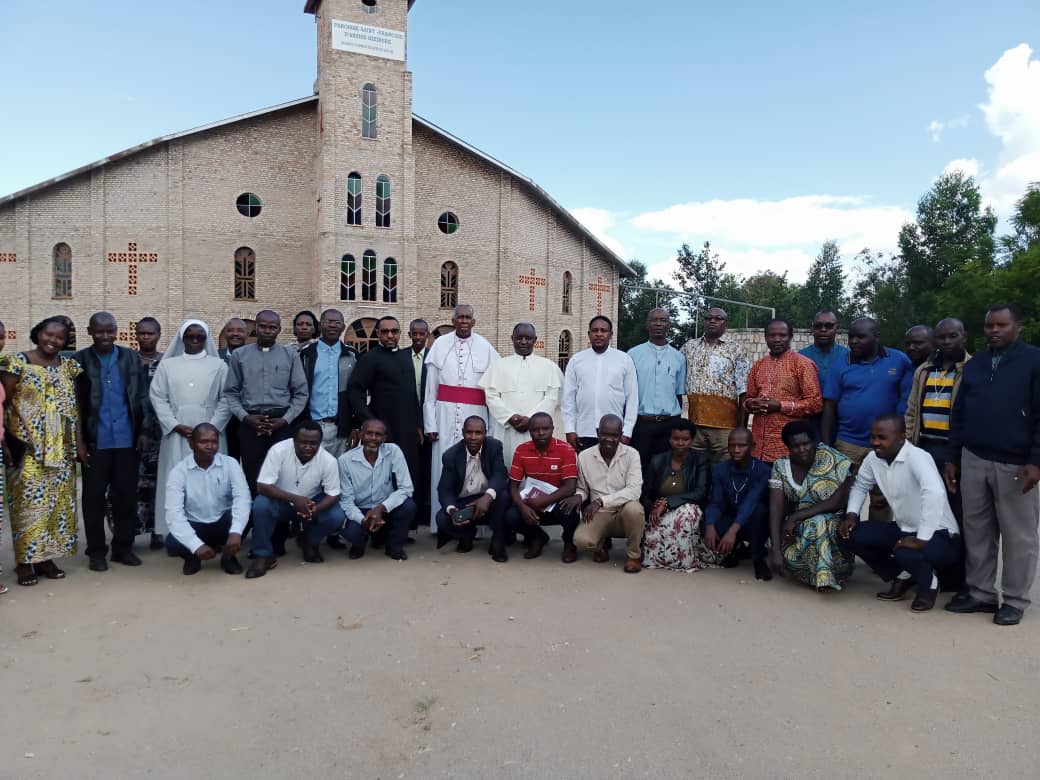 Musenyeri Barthazar Ntivuguruzwa akomeje urugendo rwo gusura no kumenya amaparuwasi agize Diyosezi ya Kabgayi