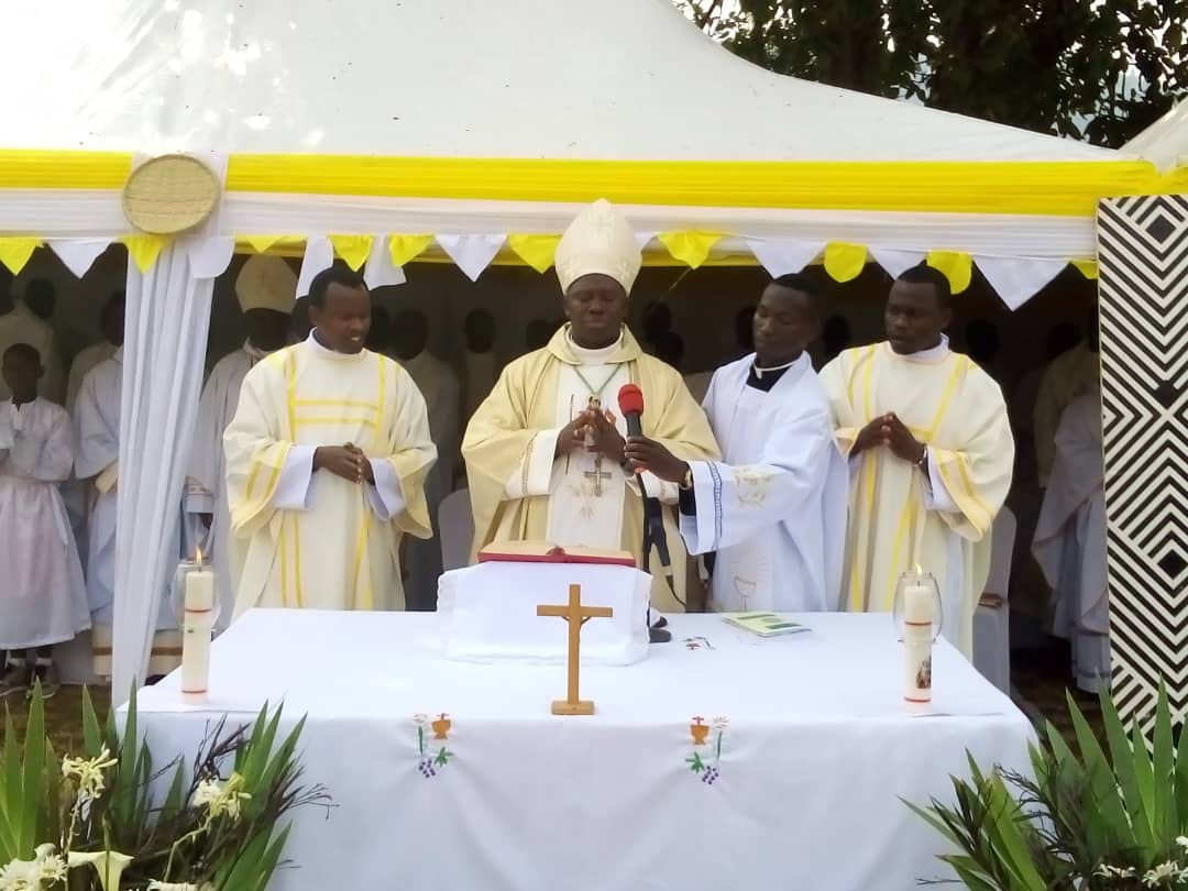 Myr Papiyasi MUSENGAMANA yifatanyije n’Abakristu ba Paruwasi ya Nyagahanga kwizihiza  Yubile y’Imyaka 75 iyi paruwasi imaze ishinzwe