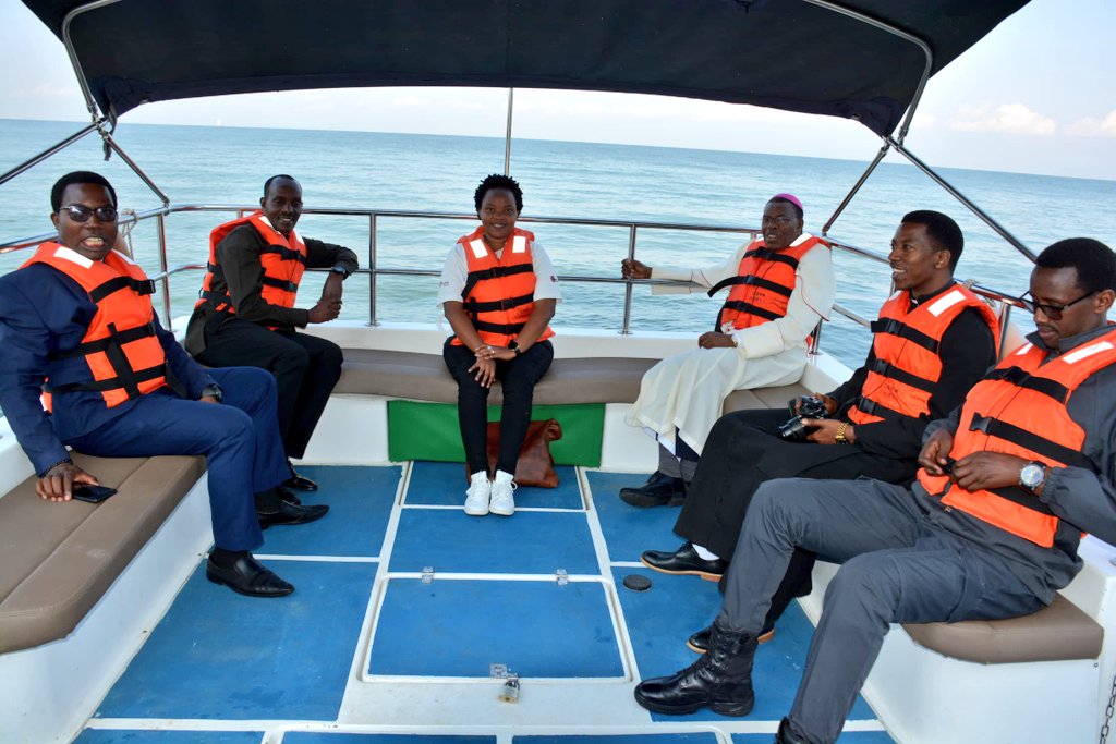 Myr Anaclet Mwumvaneza, yahagurutse n'ubwato ajya Iwawa