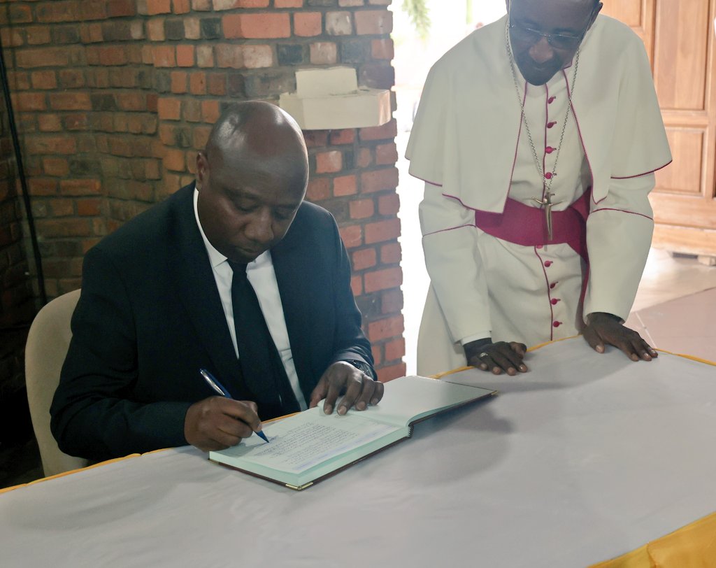 Minisitiri w'Intebe yanditse ubutumwa mu gitabo cy'urwibutso rwa Papa Fransisiko