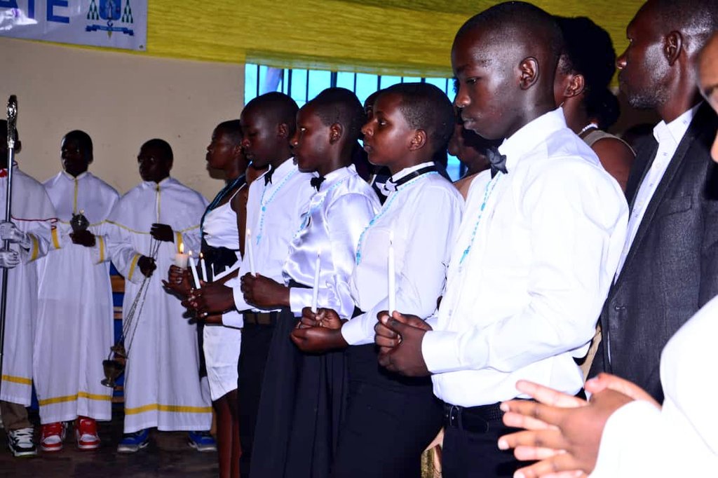 Abanyeshuri 19 bahawe Amasakaramentu y'ibanze