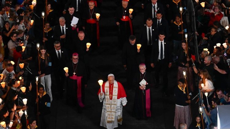 Papa Leo XIV yifatanyije n’ibihumbi by’abakirisitu mu isengesho rya Rozari i Lourdes