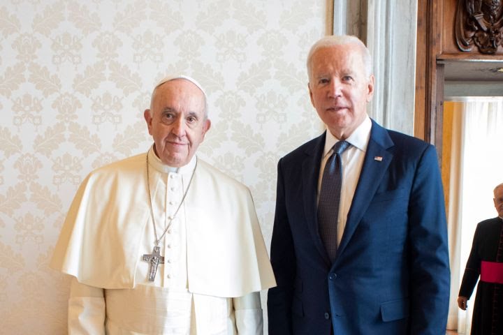 Papa Francis yagiranye ikiganiro na Perezida Biden kuri Telefoni