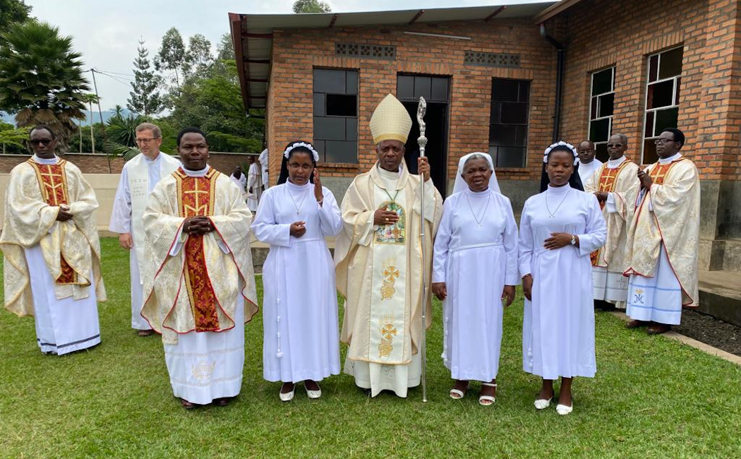 Ruhengeri: Ibyishimo by’Ababikira bo mu muryango w’Abapenitante ba Mutagatifu Fransisiko w’Asize barimo n’uwahimbaje Yubile y’imyaka 50