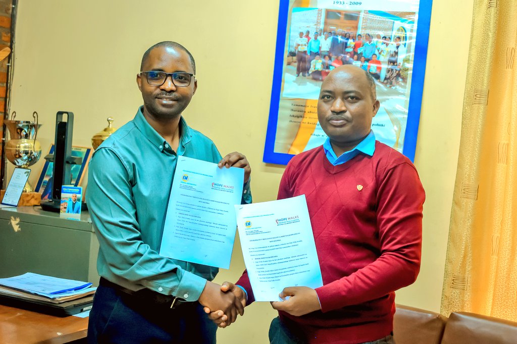 Jean Claude Habyarimana, umuyobozi wa Hopewalks na padiri Fidele Mutabazi, Umuyobozi wa Kinyamateka