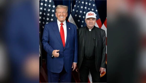 Padiri yabaye incuti ya Perezida Trump kubera gusukura Imva y'Ababyeyi be