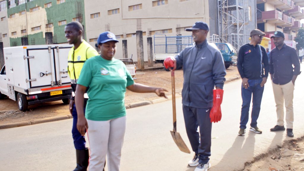 Myr Ignace Kabera, Igisonga cy'umwepiskopi nawe yitabiriye umuganda w'Isuku