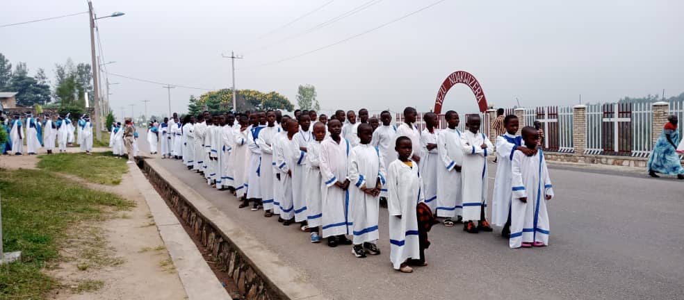 Abataramiramana hamwe n'Umuryango w'abana baririmba amahoro (Pueri Cantores) biteguye gususurutsa abitabiriye Misa yo gutaha Kiliziya nshya ya Paruwasi Ruhango