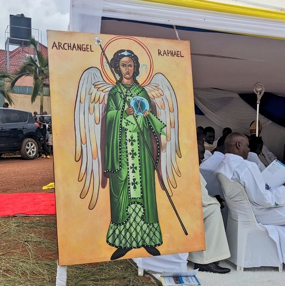 Paruwasi ya Gihogwe yaragijwe Malayika Raphael. Ikaba yitiriwe uwabaye umuyobozi w'Inama wayo wa mbere mu 1960.