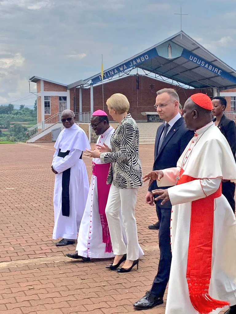 Karidinali Kambanda n'abandi bayobozi ba Kiliziya na Leta bakiriye Perezida wa Polonye I Kibeho