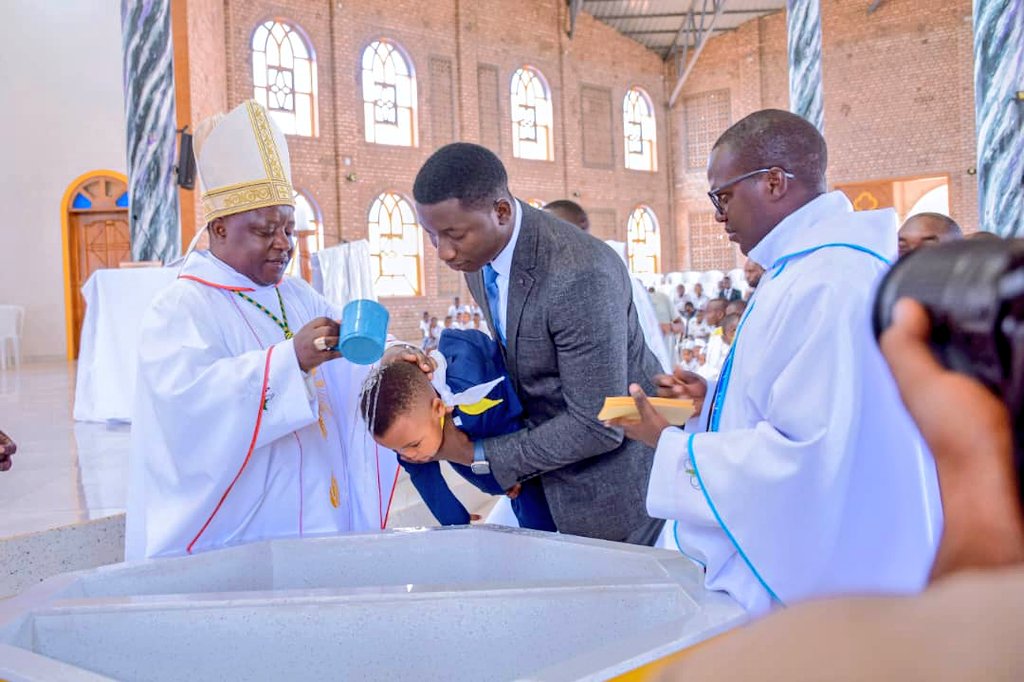 Abakristu baragaya ababyeyi bagenda bateshuka ku nshingano yo kubatirisha abana babo bakiri bato