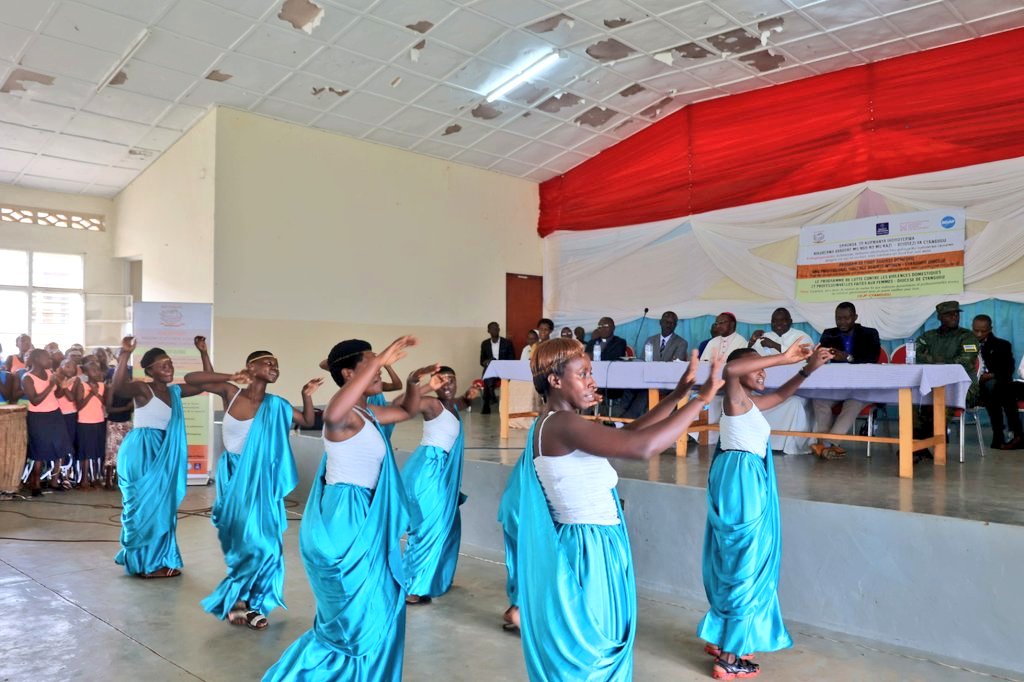 Itorero tubahumurize izina ryahawe itsinda ry'abakobwa babyariye iwabo bafashwa na komisiyo y'ubutabera n'amahoro ryasusurukije ibirori